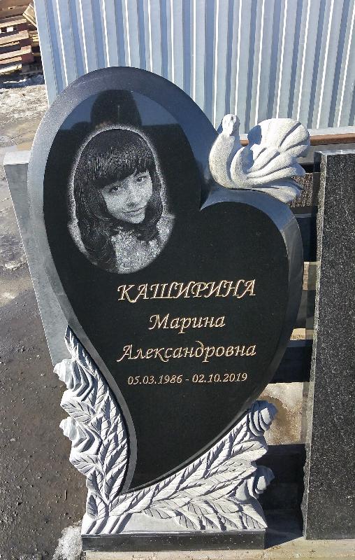 Памятник №241 из черного гранита с сердцем — фото 5
